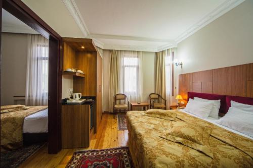 1 double bed, 2 twin beds