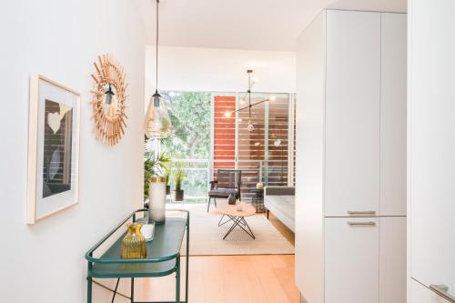 Design Attic Apartment FREE Parking - image 7