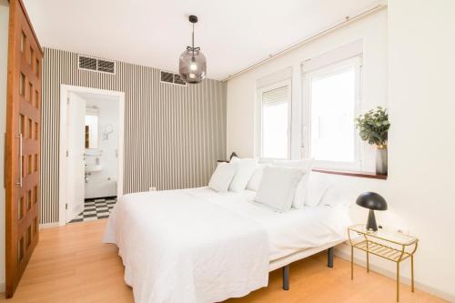 Design Attic Apartment FREE Parking - image 10