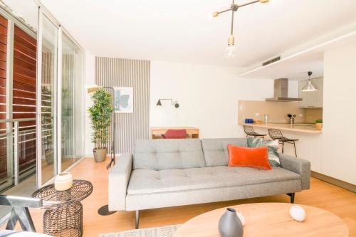 Design Attic Apartment FREE Parking - image 3