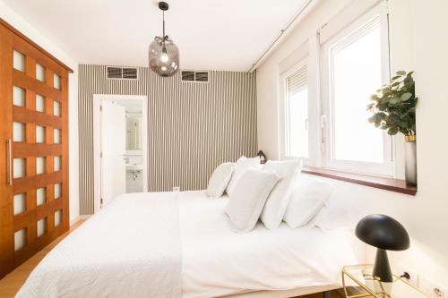 Design Attic Apartment FREE Parking - image 12