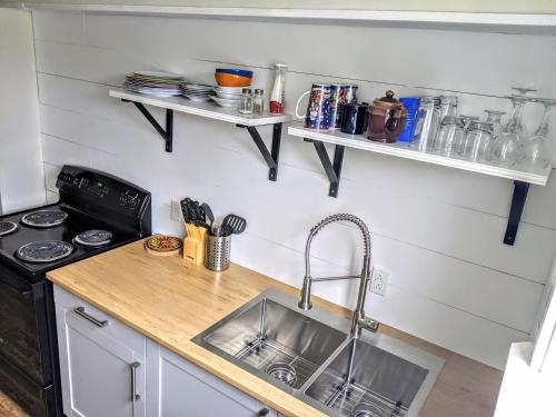 virtuve, Steps to the Waterfront in Shelburne (NS)