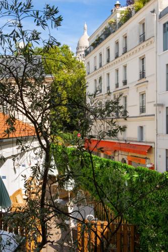 Nearby attraction, Le Village Montmartre by Hiphophostels in 18th - Sacre Coeur - Montmartre