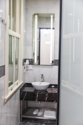 Budget Double Room image 5