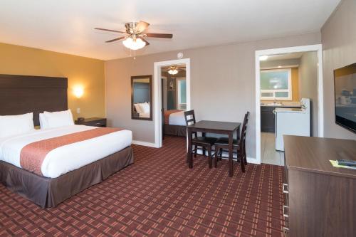Capitol Hill Motel Capitol Hill Motel is conveniently located in the popular West Slope area. Both business travelers and tourists can enjoy the propertys facilities and services. Service-minded staff will welcome and 