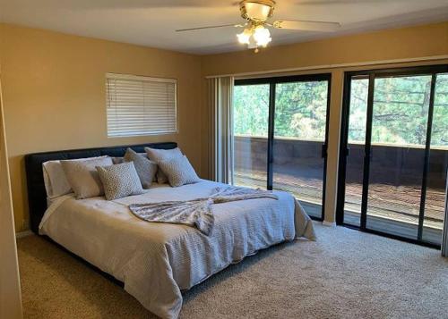 Hide-A-Wild With Spa and Views - image 2
