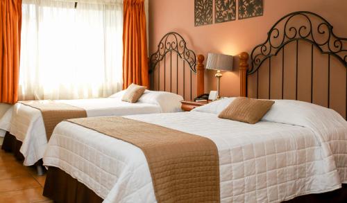 4 queen beds, 1 twin bed