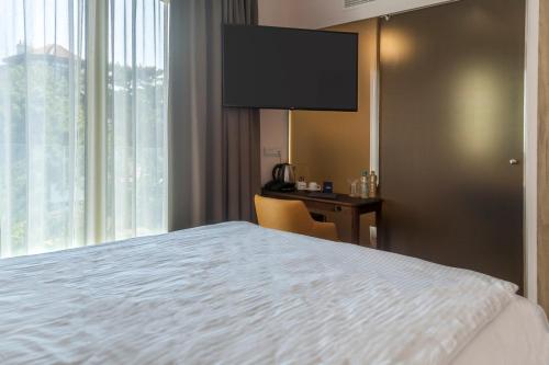 222464104 Amiral Hotel