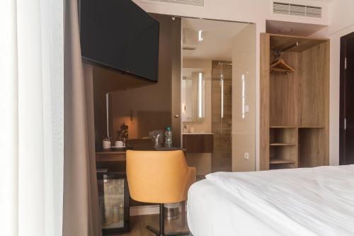 222464110 Amiral Hotel