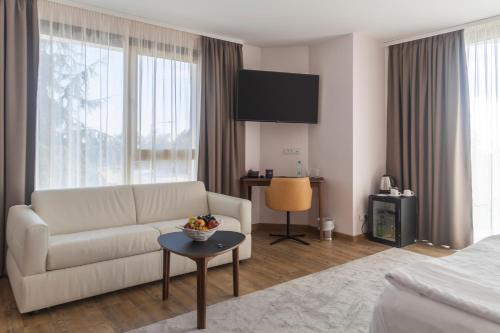 222464206 Amiral Hotel