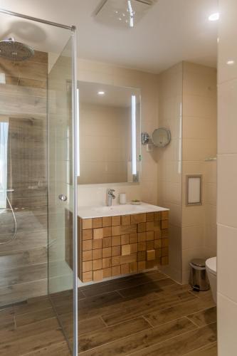 222464222 Amiral Hotel