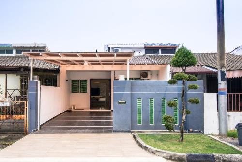 Exterior view, Landed Cozy House Near SPICE, Airport in Bayan Baru