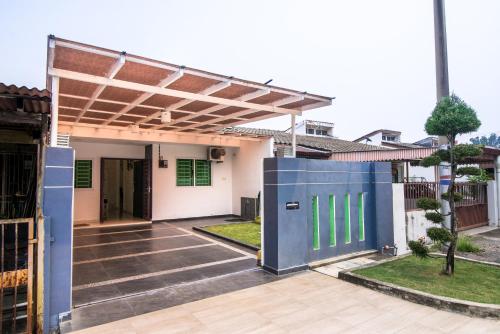 Exterior view, Landed Cozy House Near SPICE, Airport in Bayan Baru