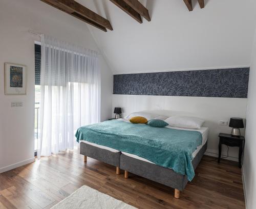 1 king bed, 1 sofa bed
