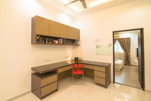 Shared lounge/TV area, Landed Cozy House Near SPICE, Airport in Bayan Baru