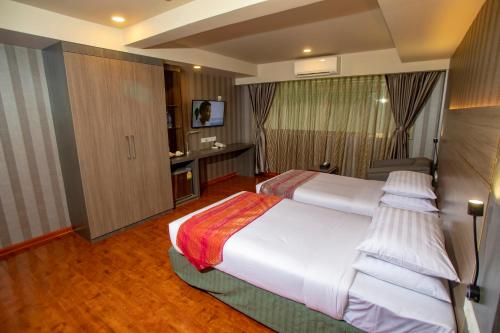 Deluxe Double or Twin Room image 7