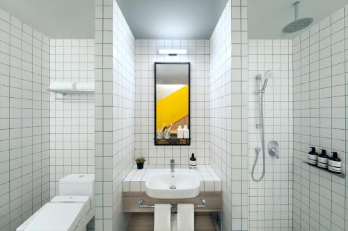 Studio with Twin Bed - Up & Down image 3