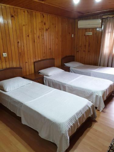 1 queen bed, 1 double bed