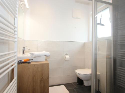 Apartment B - image 9