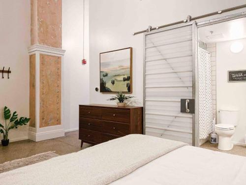 Modern Downtown Loft on Gay St - image 5