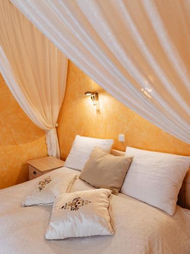 Boutique Hotel Romantick Boutique Hotel Romantick is conveniently located in the popular Plešivec area. The property features a wide range of facilities to make your stay a pleasant experience. Free Wi-Fi in all rooms, Wi-Fi