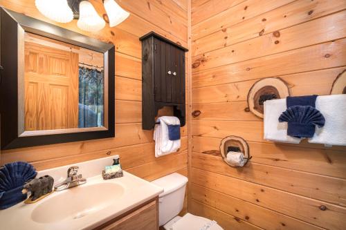 Bear Creek Falls Retreat-Miniature Golf Indoor and Outdoor pool Spacious Smoky Mountain Getaway! - image 5