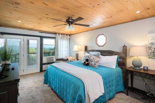 Smoky Mountain Serenity, Amazing Mountain Views 560 FREE tickets each paid day! in Oldham (TN)