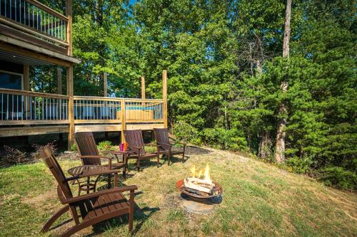 Smoky Mountain Serenity, Amazing Mountain Views 560 FREE tickets each paid day! in Oldham (TN)
