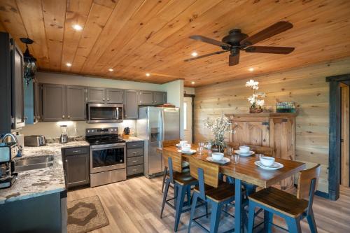 Smoky Mountain Serenity, Amazing Mountain Views 560 FREE tickets each paid day! in Oldham (TN)