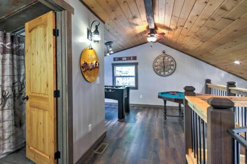 Smoky Mountain Loft Amazing Views, Hot Tub, 560 FREE tickets each paid day!!! in Oldham (TN)