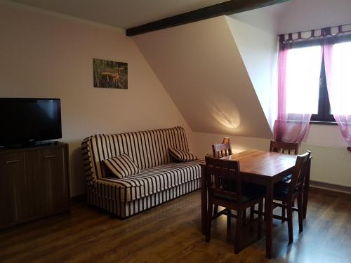 2 twin beds, 1 sofa bed
