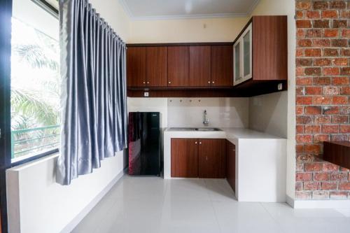 Kitchen, RedDoorz Plus near Kualanamu Airport Medan in Deli Serdang