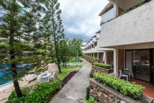 Swimming pool, Hotel Tropicana Pattaya near Lengkee