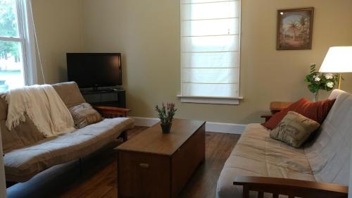 Aunt Jane's Guest House - image 2