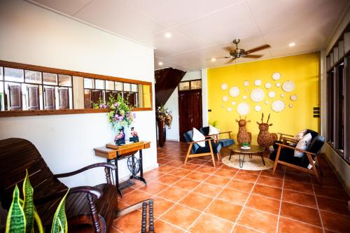 4 bedrooms, 5 beds