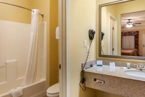 Quality Inn & Suites at The Outlets Mercedes/Weslaco - image 4