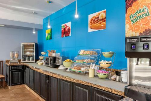 Quality Inn & Suites at The Outlets Mercedes/Weslaco - image 5