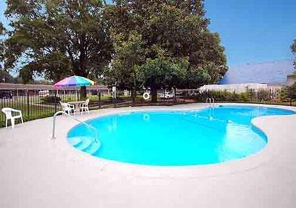Swimming pool, Ambassador Inn in Woodlea