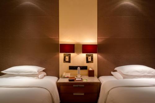 Deluxe Twin Room image 1