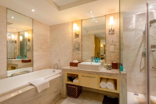 Premier Queen Room room in Zhejiang Hotel