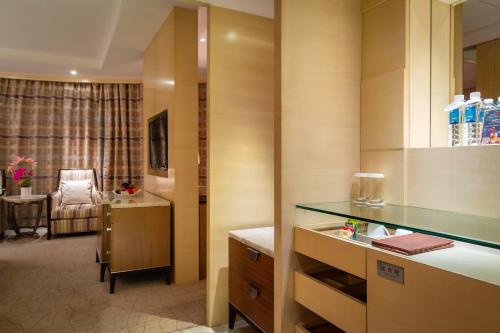 Premier Queen Room image 2