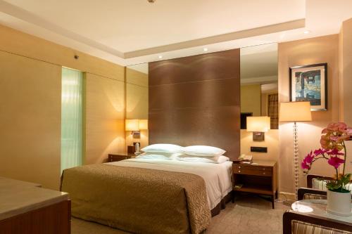 Premier Queen Room image 1