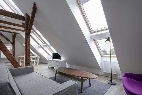2 queen beds, 1 sofa bed