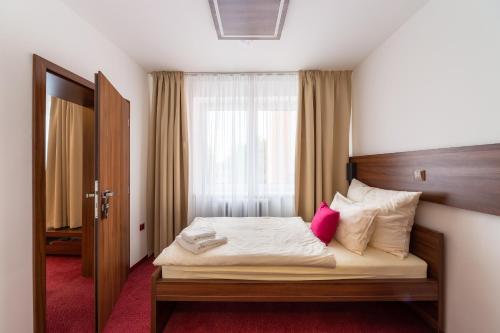 1 king bed, 1 twin bed