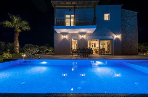 Villa Koutalas - Majestic Sunsets over the Pool