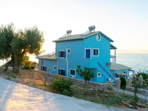  Apartment, directly on private beach, swimming pool + jacuzzi on Amvrakikos Bay in Spárton