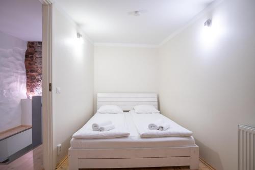 Dream Stay - Bright 2-Bedroom 2-Floor Old Town Apartment - image 2