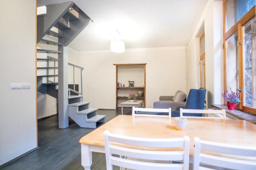 Dream Stay - Bright 2-Bedroom 2-Floor Old Town Apartment, Tallinn (photo 3)