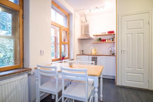 Dream Stay - Bright 2-Bedroom 2-Floor Old Town Apartment - image 7