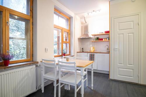 Dream Stay - Bright 2-Bedroom 2-Floor Old Town Apartment - image 5